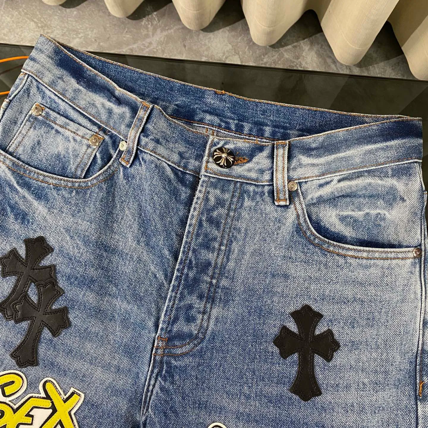 P320 CH Chromehearts blue graffiti cross patchwork leather heavy-duty cow king jeans, cabinet price 34W level, patchwork cross pattern embellishment, washed jeans! ! An absolutely high-end luxury product, a 1.9W-level god-level single product, a super popular product, made by top heavy industry, a magic weapon that cannot be missed! [About Zangyin] This is an extremely luxurious fashion brand that can also be called the aristocracy of the high street. It has always been an exclusive brand for some hipsters or rich second generations. Compared with ordinary high streets, it is more luxurious and noble. Compared with luxury brands, it is more fashionable and individual. It has always been a brand that I have a special liking for. [Top heavy industry fashion design] Consistently high-street luxury style. Speaking of this style, the Zangyin family and GU family are definitely the leading representative brands. Especially the Zangyin family has really achieved a state-of-the-art effect in creating high-street style. The unique washed material is used to create this style. The color system is already quite eye-catching. After it is decorated with patchwork cross flowers, it cleverly highlights the charm of the brand. Secondly, this style uses classic The high-waist cutting design highlights the long legs and fashionable temperament of the upper body. The brand is highly recognizable and the slim fit configuration is more suitable for daily wear. It is a product that interprets personality, fashion, and specifications at a glance. This single product is enough to make any fan excited. It can be a white T-shirt for a youthful college style, or a tight suspender for a royal style. It has strong matching ability and can be easily controlled by men.  [Materials and craftsmanship] Needless to say, this point goes without saying. As an excellent craftsman brand, Zangyin’s requirements for details and craftsmanship are really perfect. The washed color of this model has gone through so many processes, not to mention the embellishment of denim appliques. It is also purely hand-made and sewn. Just like what they believe in, only hand-made things have soul and have the meaning of wear. A top-notch heavy-duty fashionable denim item, I look forward to your perfect interpretation! !  Color: blue Size: 28-36